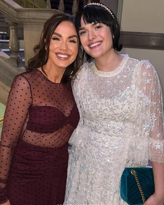 تخلت سام عن الحجاب التقليدي، واختارت بدلاً من عصابة الرأس المرصعة بالجواهر وأكملت مظهرها بزوج من الأحذية ذات الكعب العالي الأنيق (في الصورة مع فيكي باتيسون).