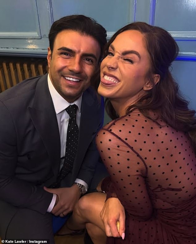 شارك الضيوف لقطات من اليوم الكبير مع فيكي باتيسون التي تبدو مذهلة في فستان بورجوندي شبه شفاف إلى جانب زوجها إركان رمضان