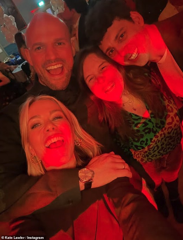 تعانق الزوجان المحبوبان خلال رقصتهما الأولى التي شاهدها أمثال الأخ الأكبر كيت لولر والممثلة الكوميدية روزي جونز.