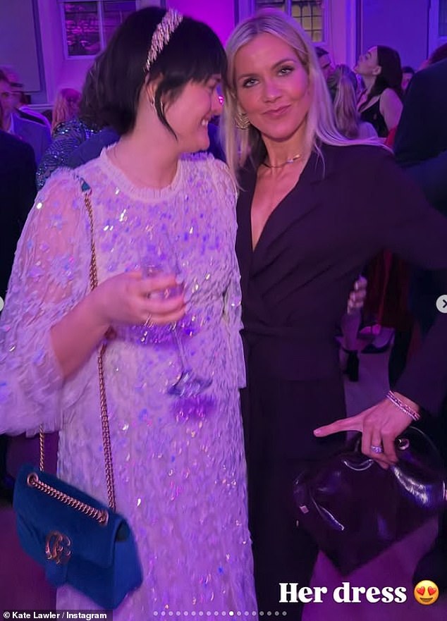 ألقت العروس التقليد في مهب الريح وتم تزويدها بحقيبة غوتشي الخضراء الرائعة (في الصورة مع كيت لولر)