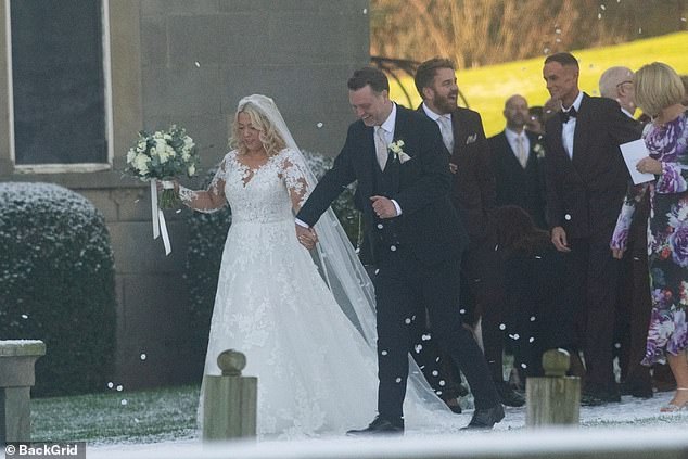 والتقت المغنية بإدي في عام 2023 ورحب الزوجان بابنتهما بيرل، طفلتهما الأولى، بعد حمل سري في مايو الماضي.