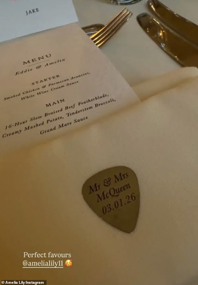 استمتع الضيوف بوجبة مكونة من ثلاثة أطباق من الدجاج المدخن وجبنة البارميزان أرانسيني، يليها شريحة لحم الريش المطهوة ببطء لمدة 16 ساعة، والبطاطا المهروسة والبروكلي الطري.