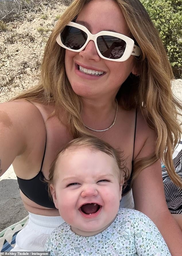 يأتي ذلك بعد مقالة تيسدال لـ The Cut، والتي تحمل عنوان “Breaking Up With My Toxic Mom Group”، والتي تناولت بالتفصيل مشاعرها حول الشعور بالتجميد من قبل الأصدقاء خلال فترة ما بعد الولادة.