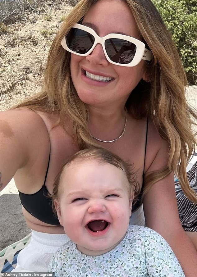 يأتي ذلك بعد مقالة تيسدال لـ The Cut، والتي تحمل عنوان “Breaking Up With My Toxic Mom Group”، والتي تناولت بالتفصيل مشاعرها حول الشعور بالتجميد من قبل الأصدقاء خلال فترة ما بعد الولادة.