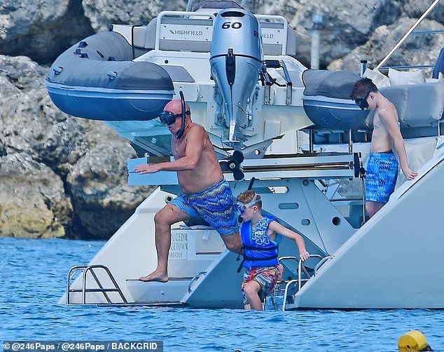 انضم الجد توني إلى الحضنة في القفز في الماء لجلسة الغطس