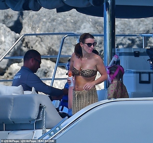 وللتأكد من أنها آمنة من الشمس، شوهدت كولين أيضًا وهي تحمل زجاجة من كريم الشمس