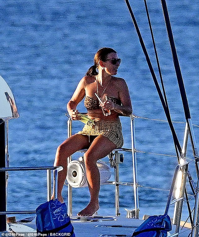 عملت تنورتها المغطاة على إبراز بطنها المشدود وخصرها الصغير