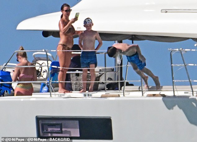 وشوهد كلاي وهو يشرع في غوص جريء بينما التقطت والدته هذه الخطوة