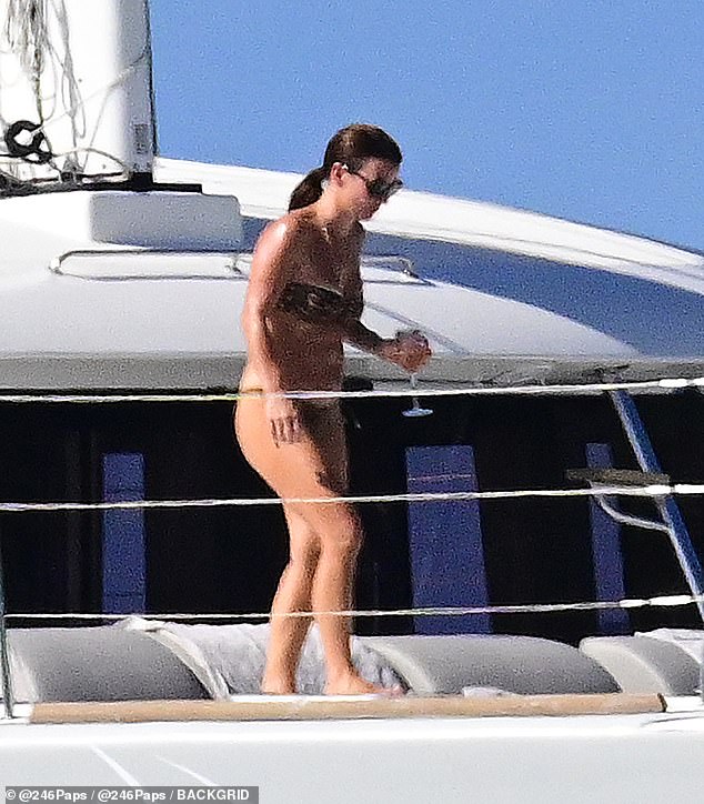 بدت نجمة أنا من المشاهير، البالغة من العمر 39 عامًا، مذهلة في بيكيني بدون حمالات بطباعة جلد الفهد مع قيعان منخفضة متدلية بينما كانت تستمتع بالمشروبات وتضحك على السفينة الفاخرة.