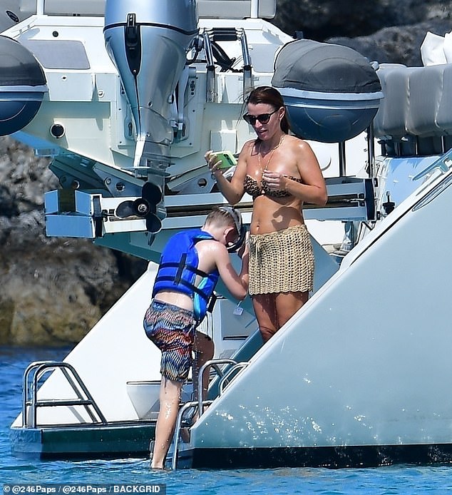 وكانت تلتقط صوراً لأطفالها وهم يستمتعون بجلسات الغطس