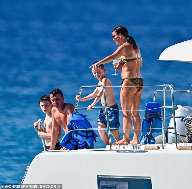 كانت تشرف على حضنتها في اليوم المليء بالمرح، حيث شوهدت وهي تمسك بكأس من النبيذ وهي تشير إلى الماء