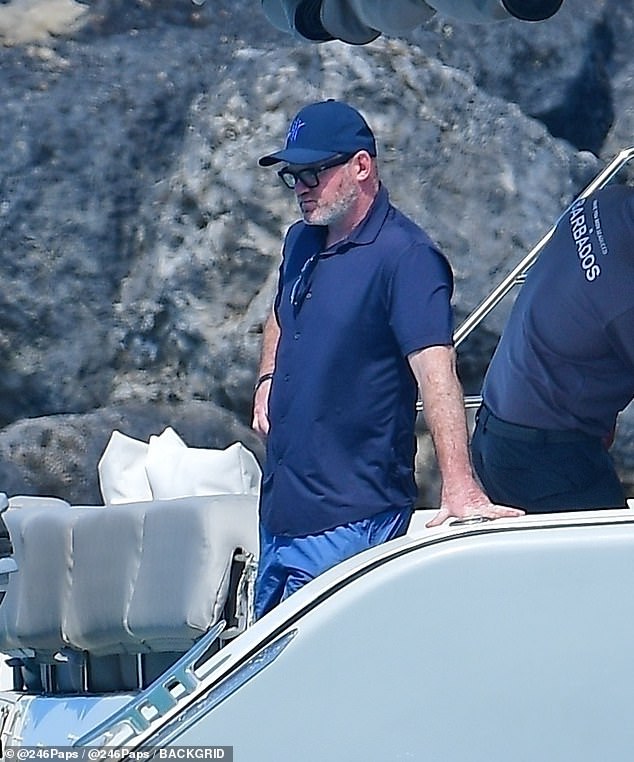 غطى واين شمس باجان الحارقة بقبعة وقميص بولو