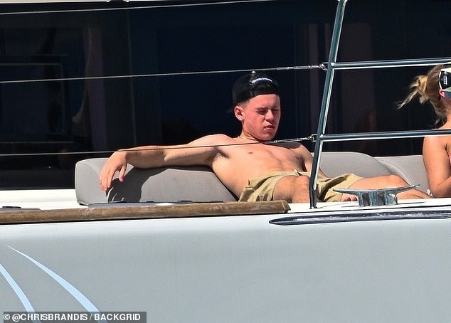 كان ابنها الأكبر كاي يحقق أقصى استفادة من الرحلة حيث شوهد متكئًا على سطح السفينة