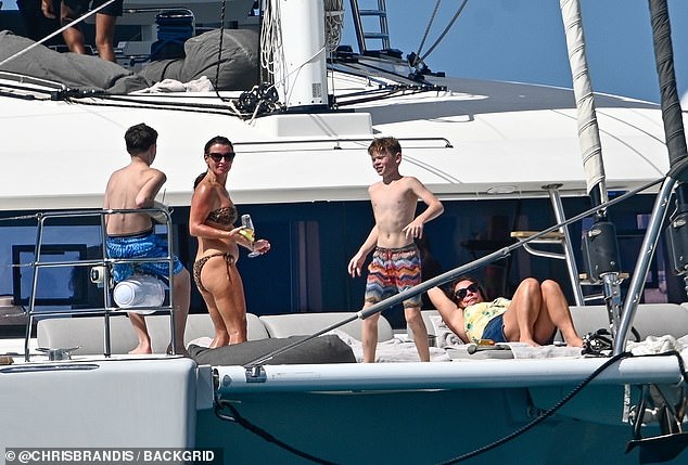 وكان في هذه العطلة الفخمة أيضًا زوجها واين، 40 عامًا، وأبناؤهما الأربعة كاي، 16 عامًا، وكلاي، 11 عامًا، وكيت، ثمانية أعوام، وكاس، ستة أعوام