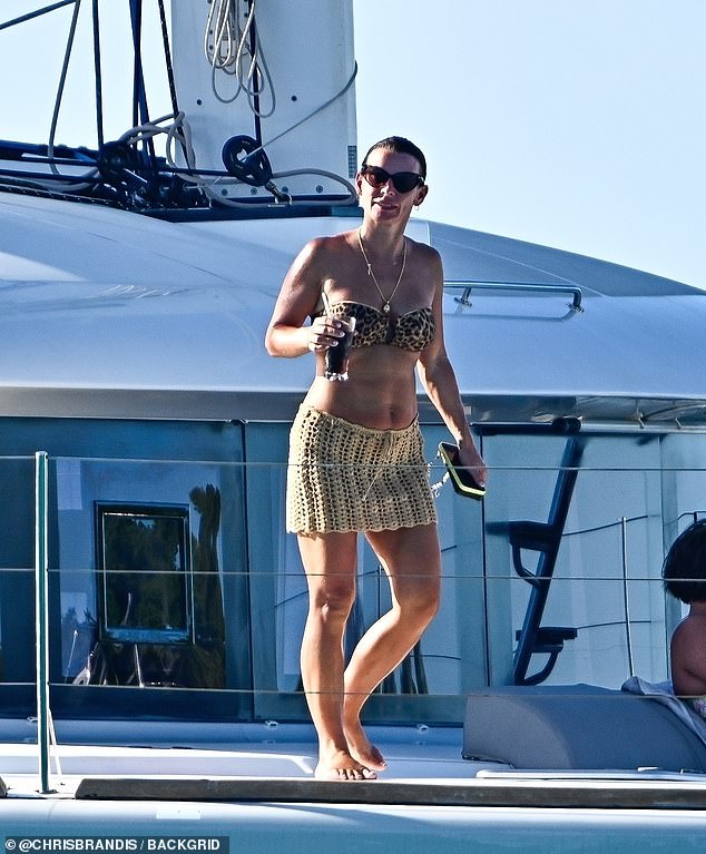 كانت كولين تبدو رائعة في البيكيني الذي بالكاد غطته لاحقًا بتنورة كروشيه