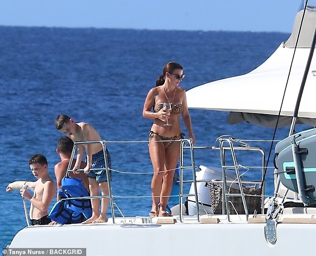 كانت المجموعة تستمتع بغنائم العطلة العائلية بأسلوب فاخر