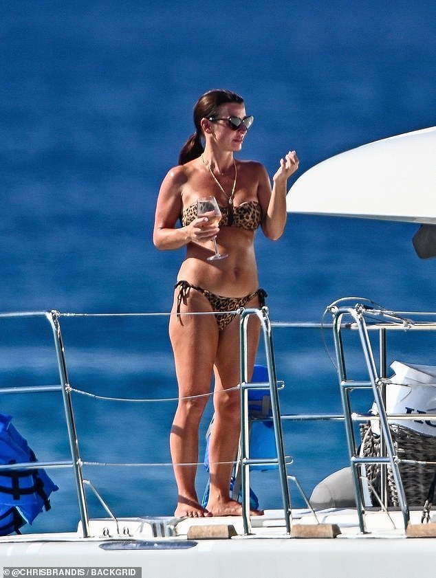 بدت مثيرة في المظهر الأنيق وهي تغمرها أشعة الشمس