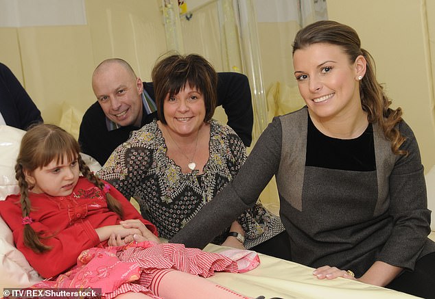 توفيت روزي بعد معركتها مدى الحياة مع متلازمة ريت، وهو اضطراب نادر في الدماغ يسبب إعاقات شديدة. تم رعاية روزي كطفلة بالتبني من قبل والدي كولين، توني وكوليت، عندما كانت في الثانية من عمرها (صور روزي وكولين وكوليت وتوني في عام 2008).