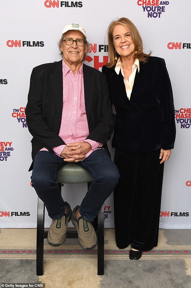 تم تصوير تشيس مع مارينا زينوفيتش، المخرجة التي التقطها في المقطع الفيروسي من فيلمها الوثائقي