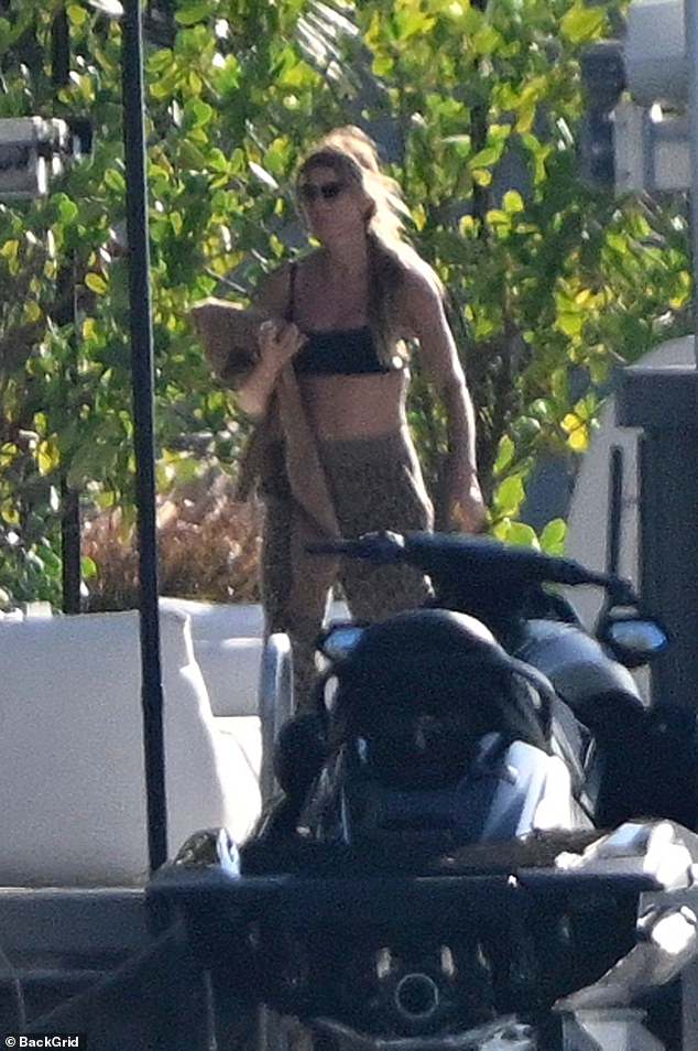 في الصور، ظهر بوندشين بشكل غير رسمي، بينما بقيت فالينتي قريبة بجانبها، وكان الثنائي يتحركان بشكل متزامن ويظهران جوًا لا لبس فيه من الحميمية الهادئة.