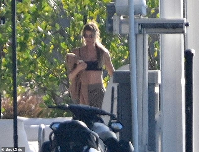 في الصور، ظهر بوندشين بشكل غير رسمي، بينما بقيت فالينتي قريبة بجانبها، وكان الثنائي يتحركان بشكل متزامن ويظهران جوًا لا لبس فيه من الحميمية الهادئة.