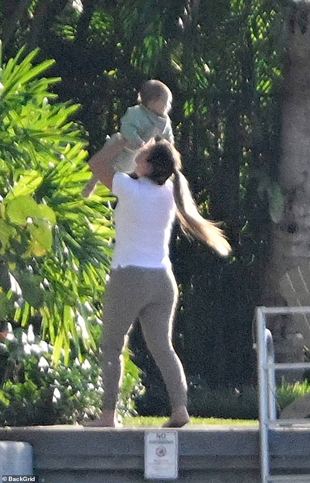 وفي وقت لاحق، حملت امرأة أخرى، على الأرجح من أحد أفراد أسرتها أو موظفة، ابنهما