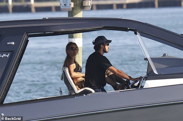 وبدا الزوجان مرتاحين ومرتاحين حيث شوهدا وهما يستمتعان بالوقت معًا، وهو ما يمثل أول ظهور علني لهما منذ تبادلا الوعود في حفل خاص للغاية الشهر الماضي.