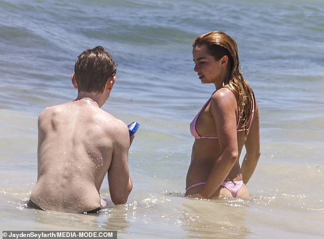 وشوهد أحد أصدقاء النجمة وهو يلتقط صوراً لأديسون أثناء نزهة على الشاطئ