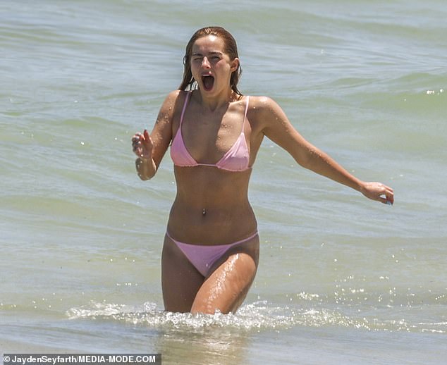 ظهرت أديسون في حالة معنوية عالية، وابتسمت ابتسامة عريضة وهي تركض للخروج من الأمواج، ومن الواضح أنها تستمتع بالطقس الدافئ