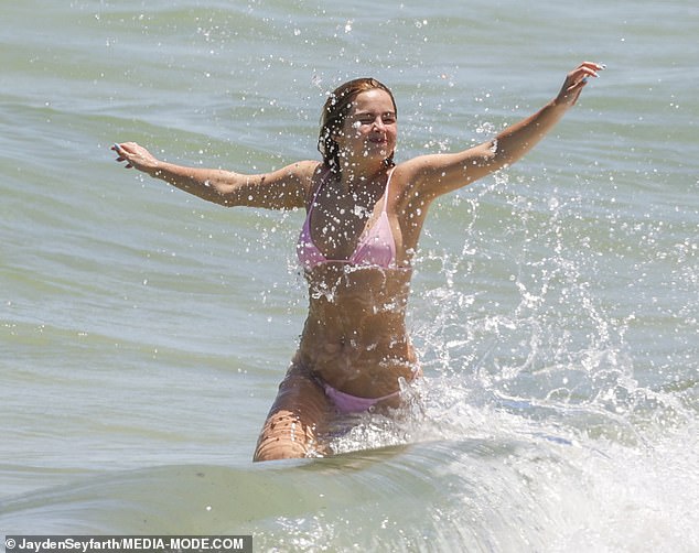 سارع 60 ألف معجب للحصول على تذاكر لعروضها وواجهوا أوقات انتظار طويلة للأعداد المحدودة من الحفلات التي تقام في أماكن صغيرة