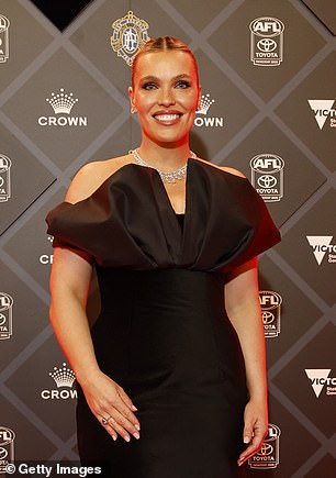 كما أظهرت نجمة AFLW المتقاعدة آبي هولمز دعمها في التعليقات