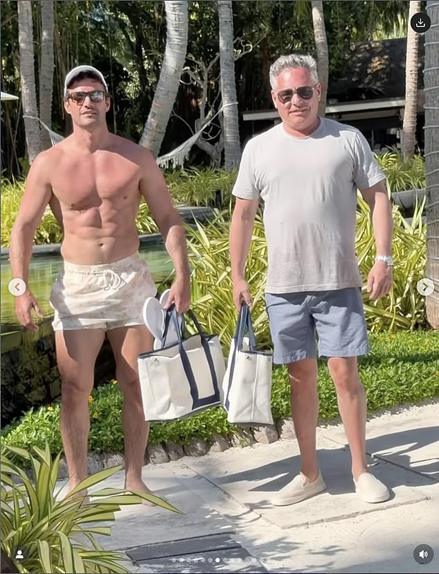 بينما تعاملت أيضًا مع المعجبين بإلقاء نظرة على خطيبها توم (يسارًا)، الذي كان يتباهى بصدره المنحوت بشكل مثير للإعجاب وهو يستعرض عضلات صدره في مقطع مرح