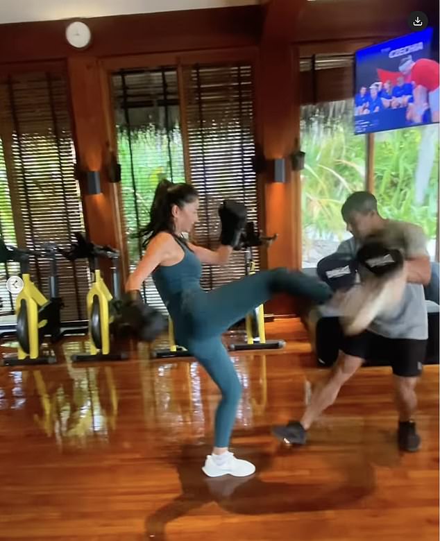 وأظهرت Pussycat Doll أيضًا كيف تحافظ على لياقتها البدنية، حيث شاركت مقطع فيديو لها وهي تعمل بجد أثناء تجربتها في فنون القتال Muay Thai.