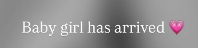 كما أعادت نشر صورة الإعلان في قصصها على Instagram مع رسالة 