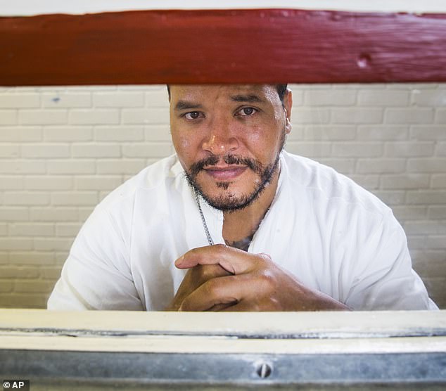 وقال ويليامز، 51 عامًا، المحتجز في وحدة WF Ramsey في تكساس، لشبكة NBC News إنه أقام صداقة مع الزوجين الهوليووديين منذ تواصلهما لأول مرة في عام 2016.