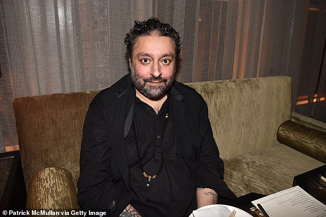 قبل عقد من الزمن، ورد أن رجل الأعمال الذي أعيد تأهيله ثلاث مرات حُكم عليه بالسجن لمدة خمسة أيام في خدمة المجتمع بعد إدانته بتهم تعذيب وإصابة الحيوانات، والتعريض المتهور للخطر والأذى الإجرامي بسبب 