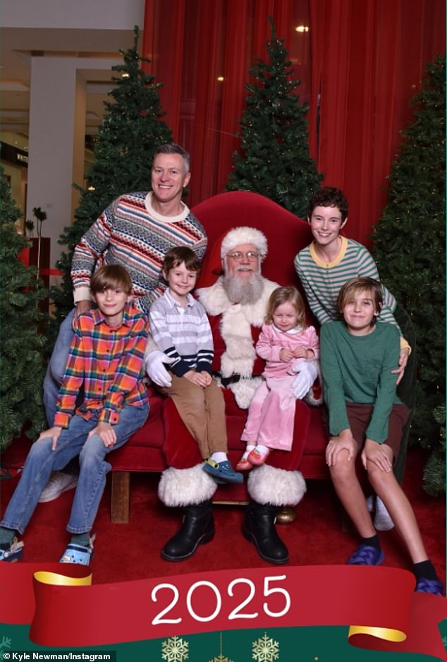 أمضى أبناء كينغ عيد الميلاد مع مخرج الفيديو الموسيقي البالغ من العمر 49 عامًا وزوجته الثانية سينثيا 