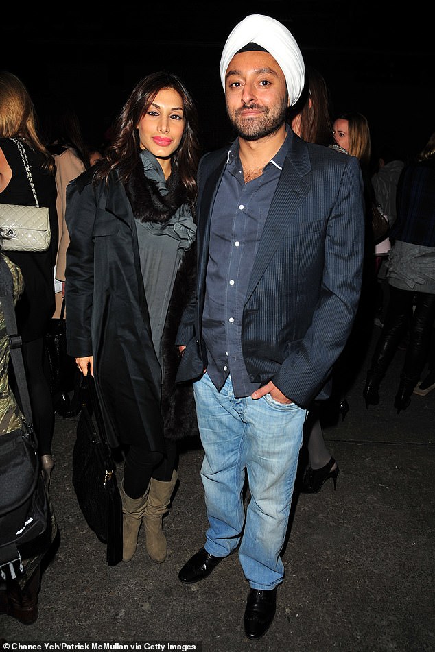 رحب تشاتوال بابنته سفيرا البالغة من العمر 18 عامًا خلال زواجه الذي استمر خمس سنوات من عارضة الأزياء الهندية بريا ساشديف (على اليسار، في الصورة عام 2009)، والذي انتهى في عام 2011 بعد حفل زفاف مذهل بقيمة 20 مليون دولار.