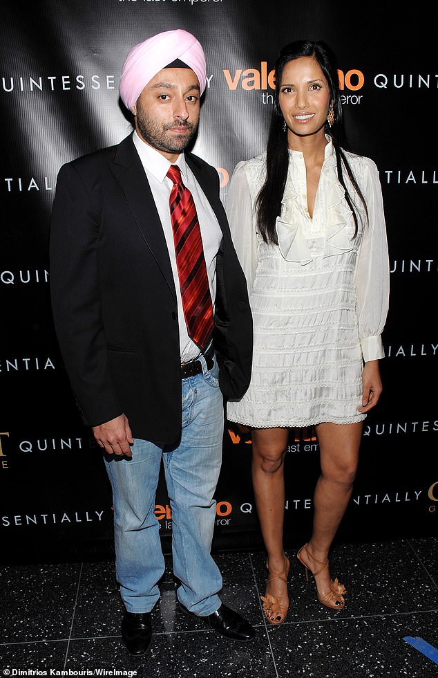 يُقال إن مالك المعرض المولود في إثيوبيا والذي نشأ في نيويورك كان رومانسيًا مع عارضة الأزياء الإسبانية إستير كانيداس ومضيفة توب شيف بادما لاكشمي (على اليمين، في الصورة عام 2009)