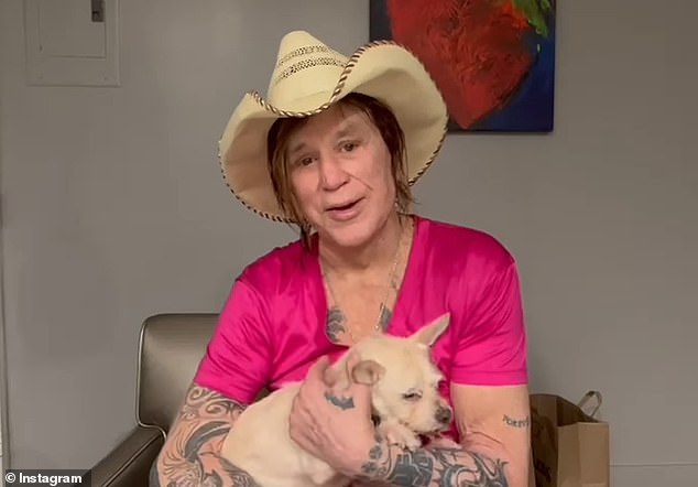 وقال نجم Sin City، الذي كان يرتدي قميصًا ورديًا ساطعًا، إنه 