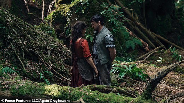 ومن المتوقع أن يستمر مسار ميسكال التصاعدي في يناير مع إصدار فيلم هامنت، الذي يلعب فيه دور ويليام شكسبير إلى جانب جيسي باكلي في دور زوجة الشاعر، أغنيس.