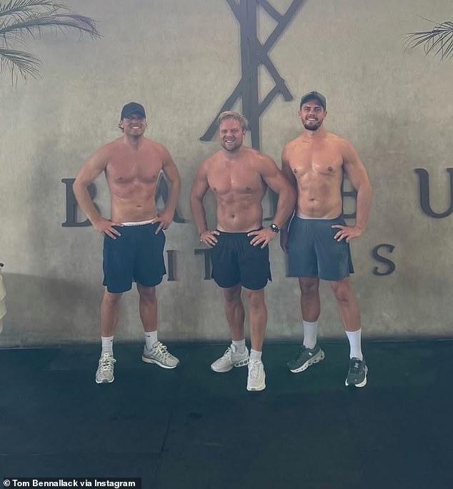 تم تصوير زوج تيس بن كروسلي (يسار) يوم الثلاثاء وهو يمارس التمارين الرياضية في بالي. تمت مشاهدته في مركز بامبو للياقة البدنية في أولواتو مع الأصدقاء توم بينالاك وسيث موتون