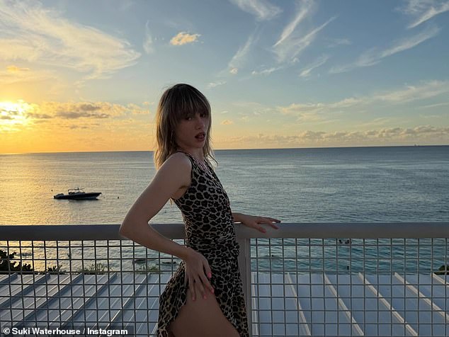 وفي لقطة أخرى، ارتدت سوكي فستانًا بطبعة جلد الفهد بينما قامت برفع الحاشية لأعلى لتكشف عن ساقها أثناء وقوفها على الشرفة.