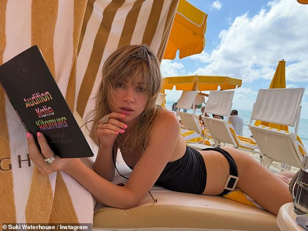 شاركت سوكي صورة لها على الشاطئ وهي تقرأ رواية Audition للكاتبة كاتي كيتامورا