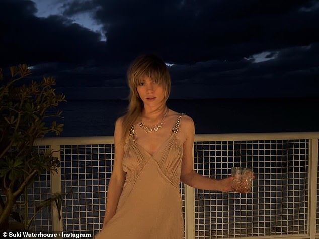 وظهرت صورة أخرى للنجمة وهي ترتدي فستانًا بلا أكمام بينما كانت تستمتع بقضاء ليلة في الرحلة