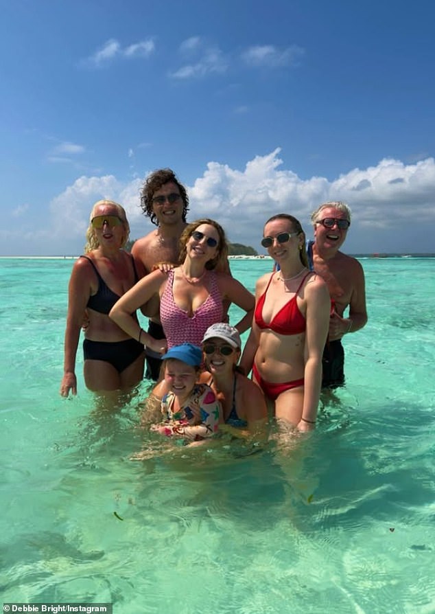 وانضمت إلى ليديا في الرحلة ابنتها لوريتا روز البالغة من العمر أربع سنوات، ووالدتها ديبي وزوجها ديف، وشقيقتها المؤثرة رومانا، وشقيقها فريدي وشريكته لوسي بيرجيس.