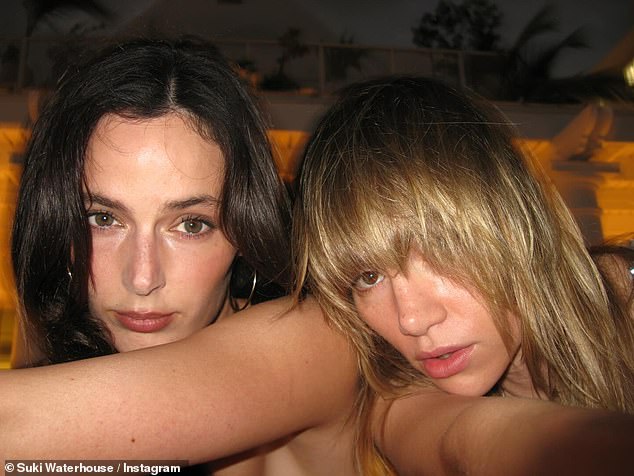 انضم بعض أصدقائها إلى سوكي في الرحلة