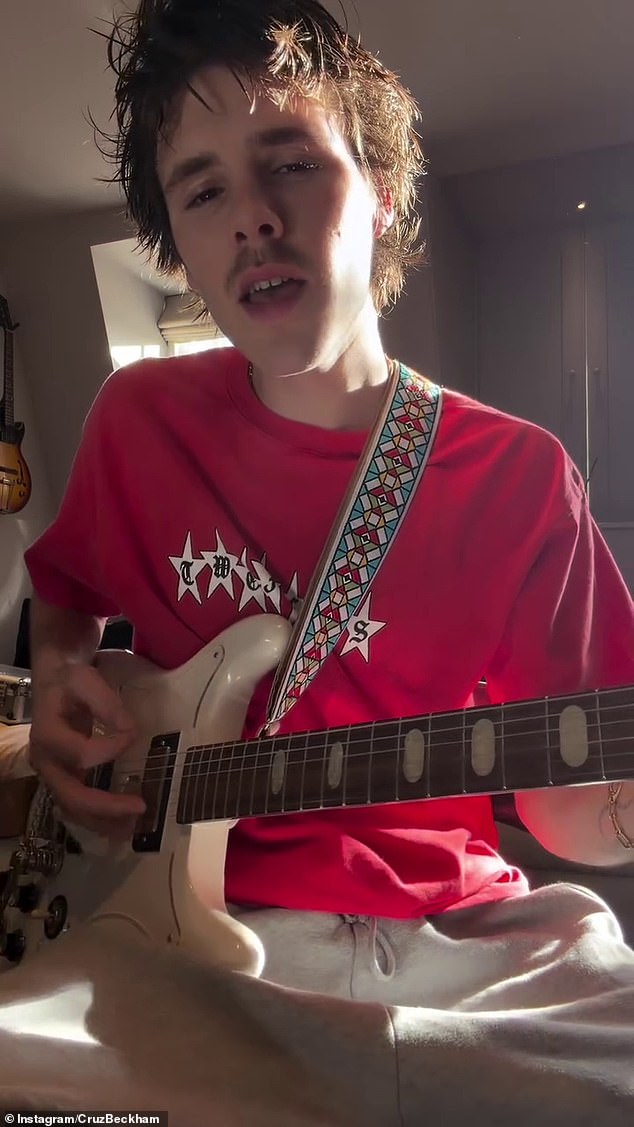 يقوم كروز، نجل ديفيد وفيكتوريا بيكهام، البالغ من العمر 20 عامًا، بخطواته في عالم الموسيقى، حيث قام بعزف الحفلات الموسيقية وتأليف الألحان في الآونة الأخيرة