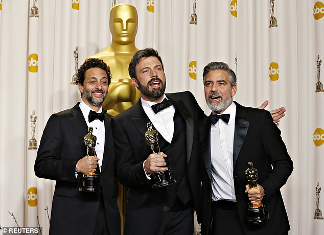 يتذكر أنه واجه الصحفيين في وقت لاحق من ذلك اليوم في حفل توزيع جوائز اختيار النقاد: 