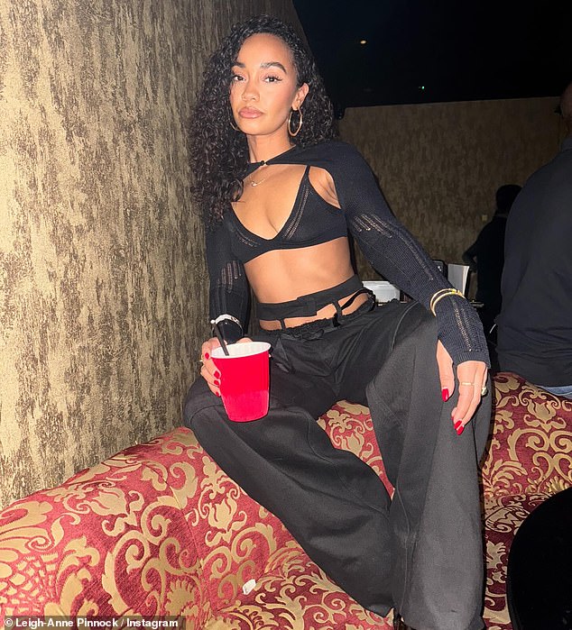 وقعت المغنية لأول مرة على Warner Records في عام 2022 بعد أن أصبحت منفردة ولكن تم إسقاطها العام الماضي وهي الآن تتحكم بشكل كامل في موسيقاها وتصدر بشكل مستقل مع Virgin Music Group.